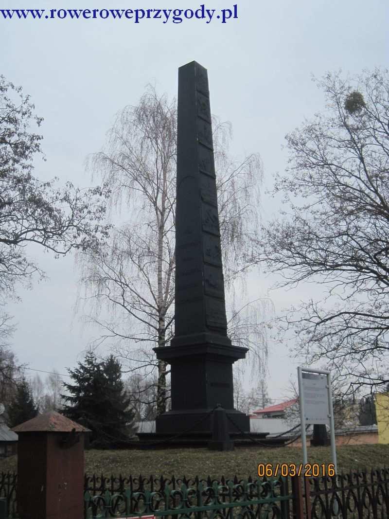 w Warszawie przy ulicy Grochowskiej (źródła tekstu na końcu Opisu). Zdjęcie nr 4 Żelazny obelisk z 1825 r., pamiątka budowy traktu brzeskiego w latach 1820-1823 r.