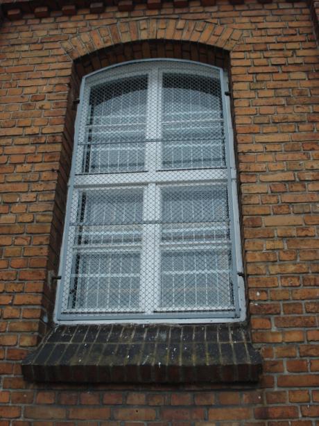Na parterze i na piętrze budynku znajdują się okna skrzynkowe rozwieralne, w większości o konstrukcji wzmocnionej ślemionami i słupkami wewnętrznymi.