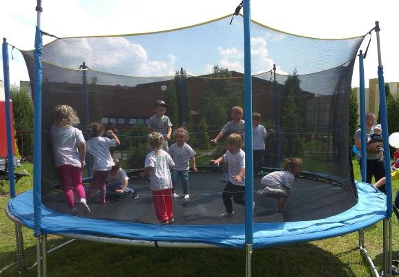 od 12 lat do 100 lat szer. 10m / dł. 15m Batut (trampolina) Batut (trampolina) jest to urządzenie doskonałe na festyny, piknik, dzień dziecka.