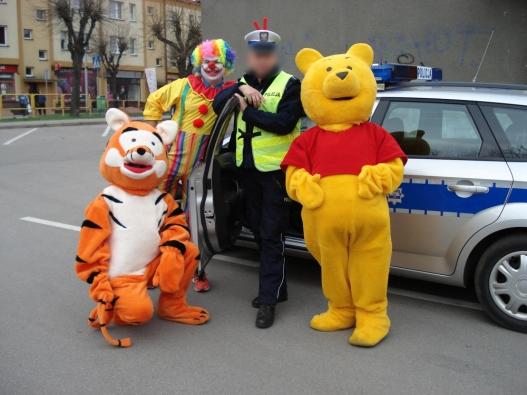 Bajkowe maskotki Znane postacie z bajek, które łatwo przyciągają wzrok wszystkich osób, nie pozwalając przejść obok nich bezinteresownie.