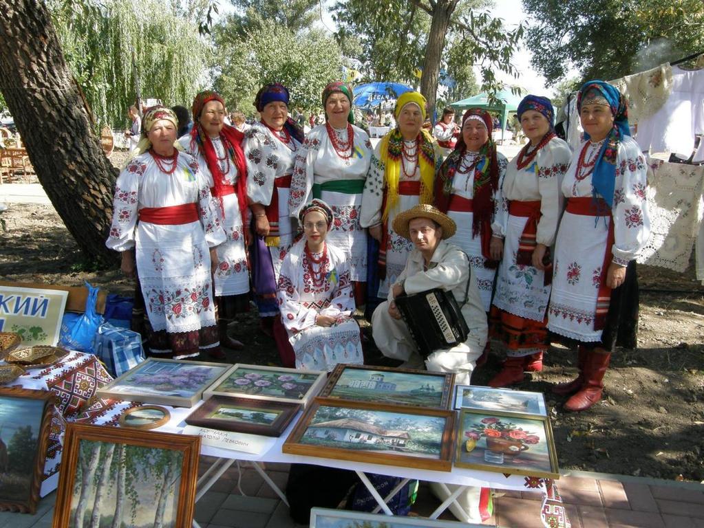 Dżerela Ukraina Zespół został stworzony w 2004 r. przez absolwenta Koledżu Kultury i Sztuki Pawła Luniowa i grupą śpiewających, utalentowanych kobiet miasta Kaniowa, kochających ukraiński folklor.