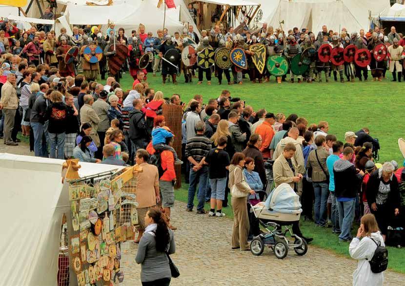 To be like a warrior and a knight In the Gniezno square, tourists are offered a multitude of attractions: starting with the staging of historical