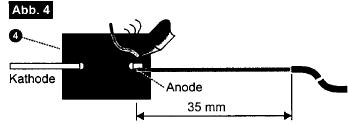 Włożyć diodę LED (5) do tylnej pokrywy (4) tak jak to pokazano na rysunku 2 z nóżkami połączeniowymi.
