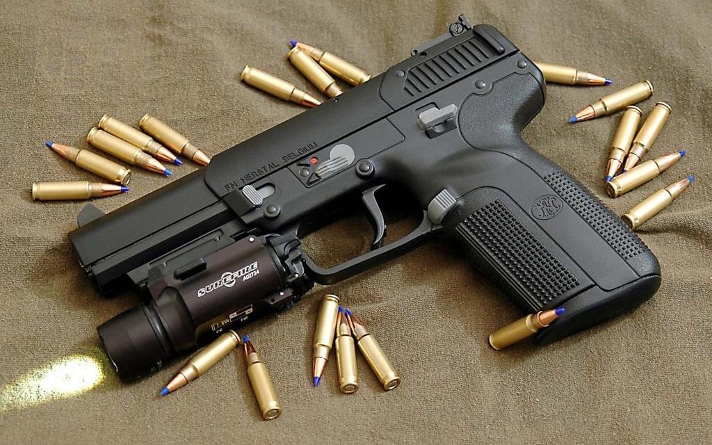 Five-seveN z amunicją5.7x28mm Źródło: http://upload.wikimedia.org/wikipedia/commons/2/25/five-seven_usg.