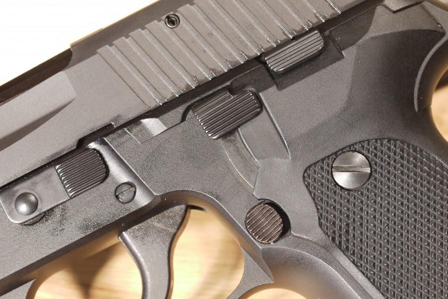 Największą różnice między P226 a 92FS widać wyraźnie - w P226 nie ma bezpiecznika. Pistolet posiada trzy mechanizmy: zwalniacz zamka, blokady magazynka i zwalniacz kurka.