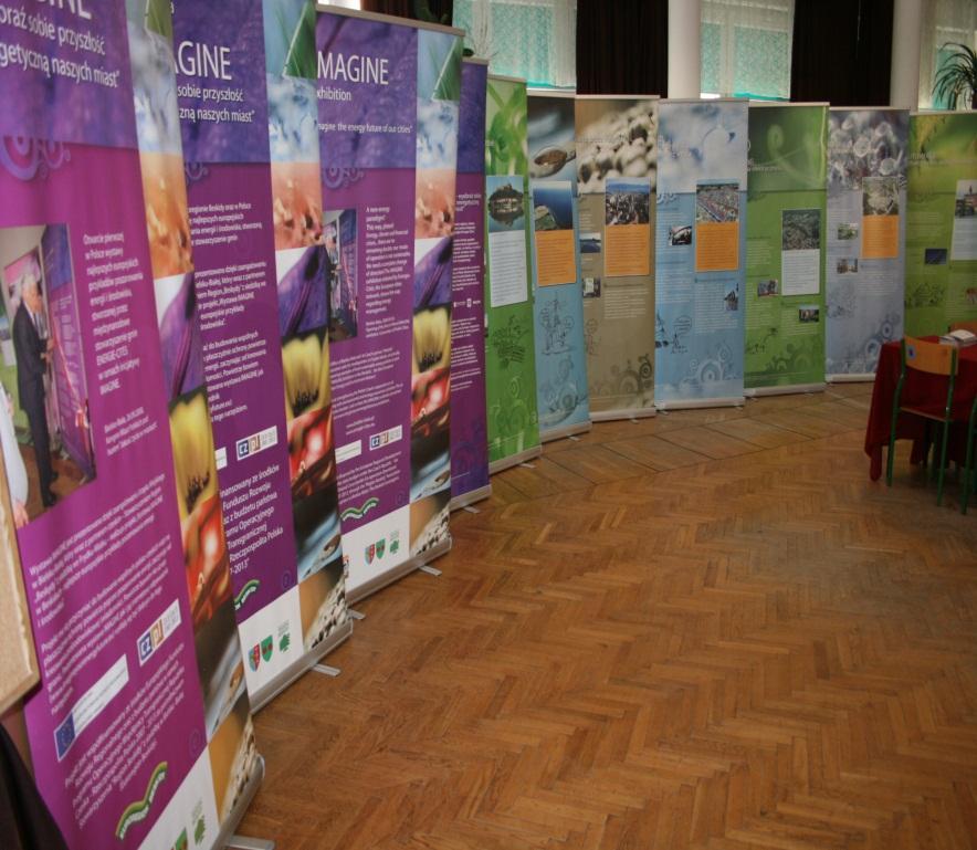 Edukacja rodziców i społeczności lokalnej Podczas festynu Majówka z 13-tką szkoła urządziła wystawę ponad 20 plakatów pod nazwą