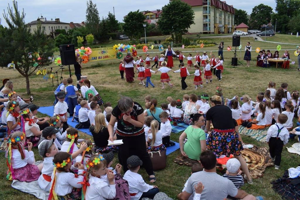 Dnia 9 czerwca w naszym przedszkolu odbył się festyn Raz na Ludowo. Celem imprezy jest rozbudzenie wśród dzieci zainteresowania folklorem i sztuką ludową poprzez zabawę.