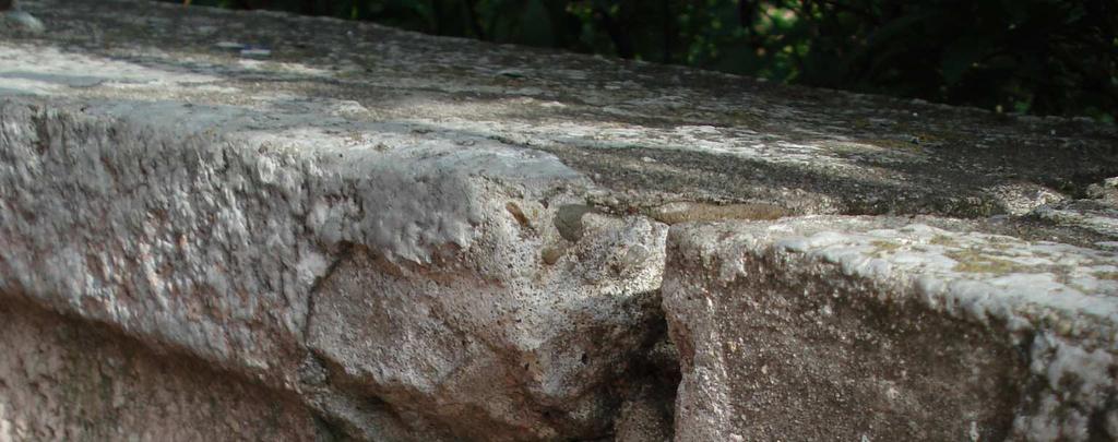 Fot. 14. Mur oporowy- strona południowa, dylatacja, widoczne pręty zbrojeniowe parapetu, brak kapinosów. VI. OCENA TECHNICZNA.