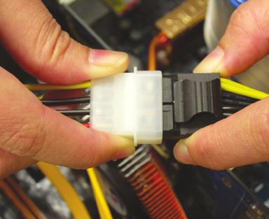 Podczas instalacji należy podłączyć przewód transmisyjny oraz kabel zasilający do odpowiednich złączy.