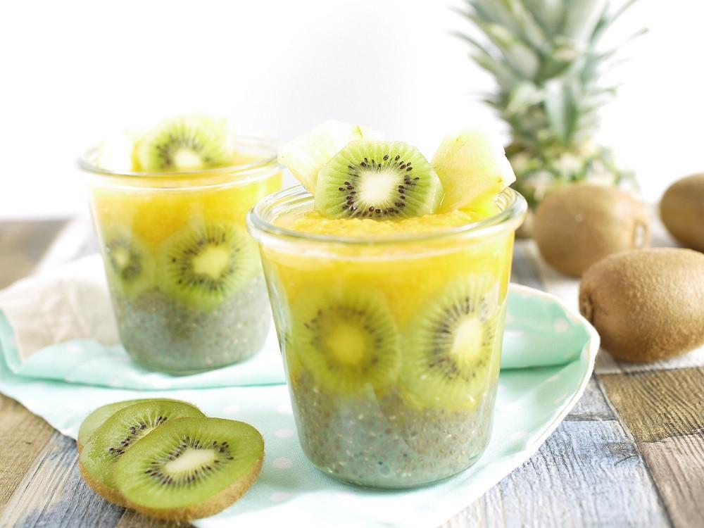 KOKTAJL OWOCOWY Z NASIONAMI CHIA Nasiona chia, czyli szałwii hiszpańskiej są bardzo odżywczym superfoods. Idealnie sprawdzają się również w deserach! Kiwi obierz ze skórki.