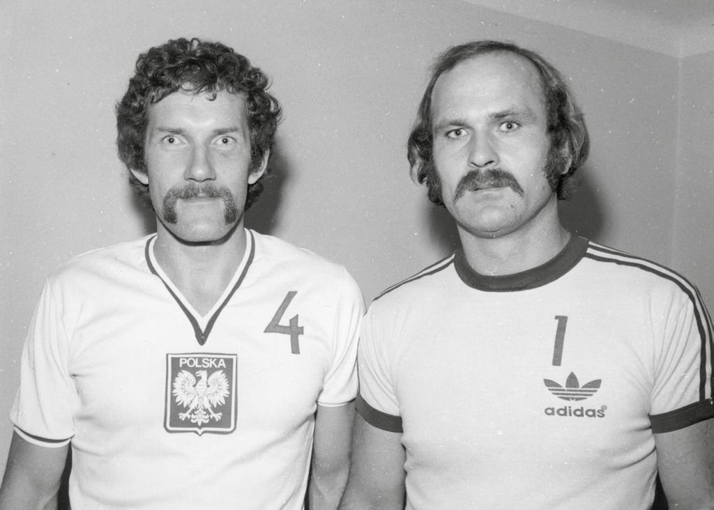 Łódzcy szczypiorniści: Zygfryd Kuchta i Andrzej Szymczak, brązowi medaliści olimpijscy w kanadyjskim Montrealu, w 1976 r.