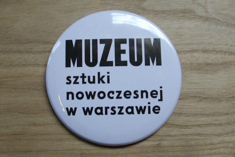 Więcej informacji o artystach i pracach znajdziesz na stronie: www.artmuseum.pl. Prac na wystawie nie wolno dotykać.