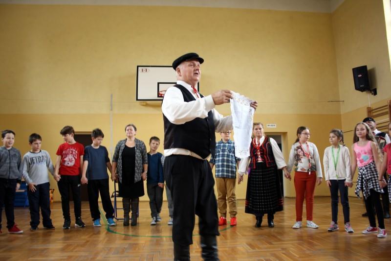 17 XI uczniowie wzięli udział w warsztatach folklorystycznych. Raz na ludowo - poznajemy tańce i zabawy ludowe.