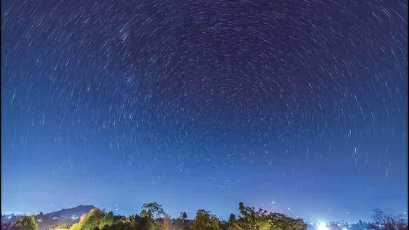 Aparat i Galeria Tory gwiazd Aparat fotograficzny pozwala sfotografować ruchy gwiazd na nocnym niebie. Aby ograniczyć skutki niestabilności aparatu, warto korzystać ze statywu.