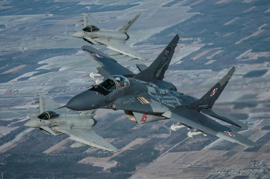Rys. 7. MiG 29 i włoskie samoloty Eurofighter (Air Policing nad Litwą) Zasadniczym sposobem działania Zintegrowanego Systemu Obrony Powietrznej NATO, jest Air Policing.
