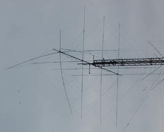 Paweł SP7SP czekał na przychylną pogodę, aby ściągnąć antenę na dół i sprawdzić uszkodzenia. Cóż.