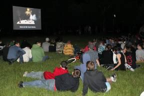 mieszkańcy marzą o oglądaniu filmów na dużym ekranie.