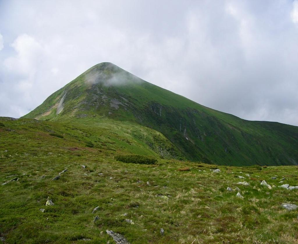 Czarownica Howerla przed oczami, symbol wolnej Ukrainy. Ta trasa biegnie grzbietem głównym od Stocha 1651 m. n.p.m. z nad granicy z Rumunią po pietros 2020 m. n.p.m. i dalej na północno zachodni kraniec pasma skąd można zejść do miejscowości Kwasy i ruszyć w góry Świdowca lub Gorganów.