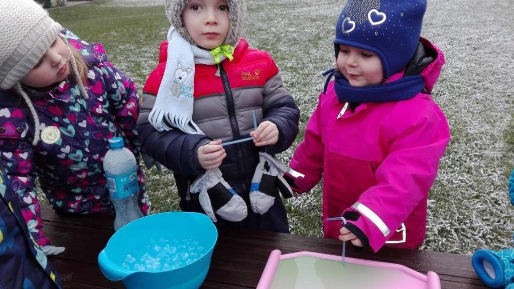 Na zakończenie uczestnicy zabawy usiedli w kole. Jedna osoba wstała i ustawiła się tyłem do grupy w odległości około 3 m.