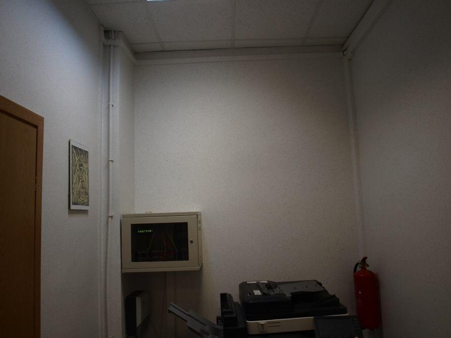Kable poprowadzić ponad sufitem podwieszanym od pomieszczenia laboratorium następnie wzdłuż ściany w korytkach PCV