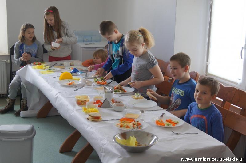 W zajęciach wzięło udział 15 uczestników w wieku od 4 do 13 lat. Podczas spotkań odbywały się zajęcia plastyczne, animacyjne, sportowe, filmowe i kulinarne.