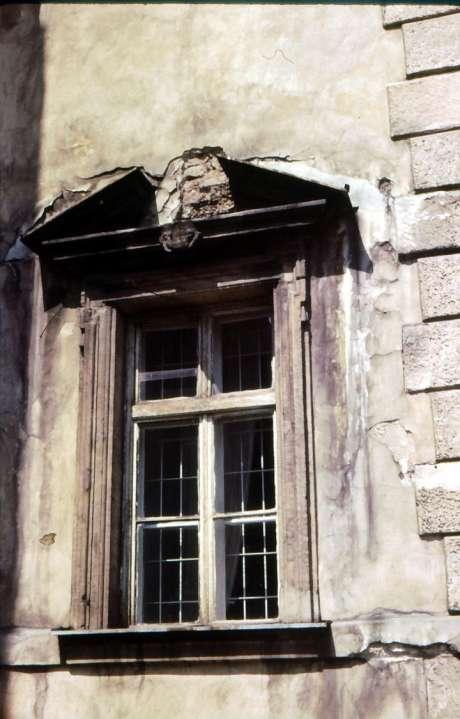 Okno barokowe z przerwanym