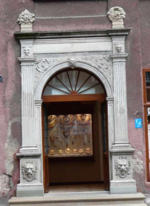 Portal renesansowy Arkadowy Pilastry toskańskie na cokołach z