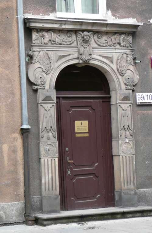 Portal w formach manierystycznych Arkadowy, pilastry z kanelowaniem, stylizowanym kwiatem