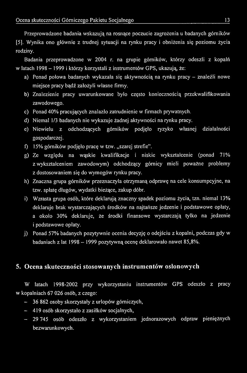 c) Ponad 40% pracujących znalazło zatrudnienie w firmach prywatnych. d) N iem al 1/3 badanych nie w ykazuje żadnej aktywności na rynku pracy.