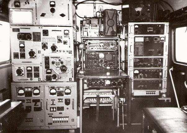 Wnętrze radiostacji R-118 /zamontowanej na samochodzie Star-660/ Radiostacja R-118 na transporterze opancerzonym BTR-152 /lata 50-te/