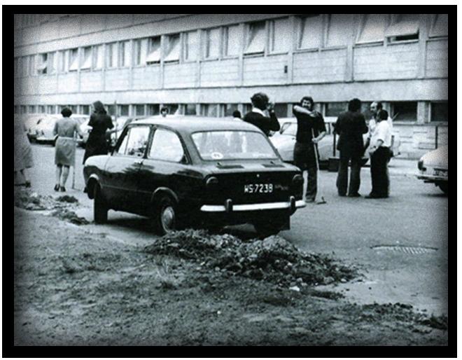 Pracownicy zbierają liście z parkingu nowo oddanej siedziby Instytutu przy