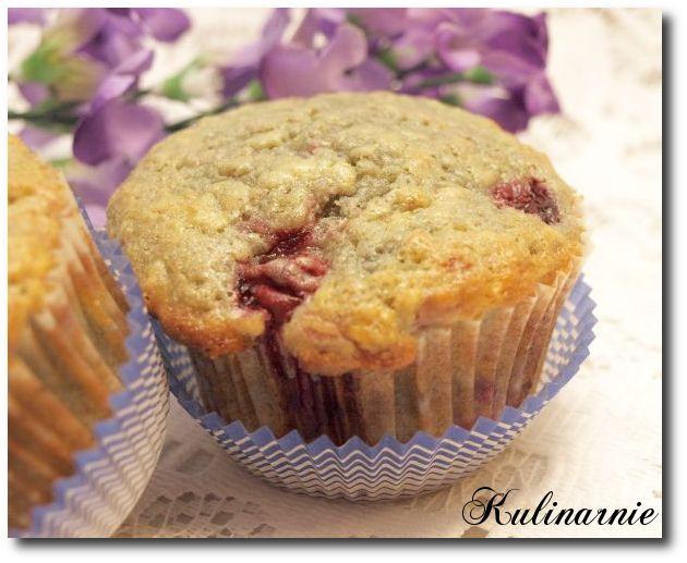 Muffinki o intensywnym smaku, lekko kwaskowym, z dodatkiem płatków owsianych i mojego ulubionego w wypiekach brązowego cukru. Takie słodkie oczekiwanie na lato.