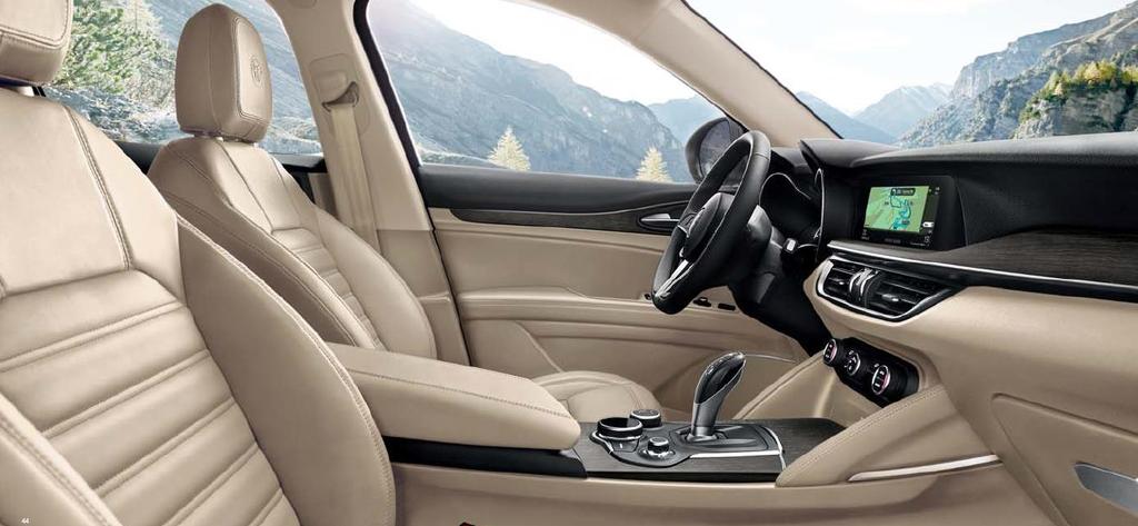 TAPICERKA/ STYLISTYKA WNĘTRZA STELVIO SUPER EXECUTIVE FIRST EDITION QUADRIFOGLIO Wnętrze STELVIO: tapicerka czarna, deska rozdzielcza jednokolorowa oraz panele boczne drzwi czarne wykończenie wnętrza