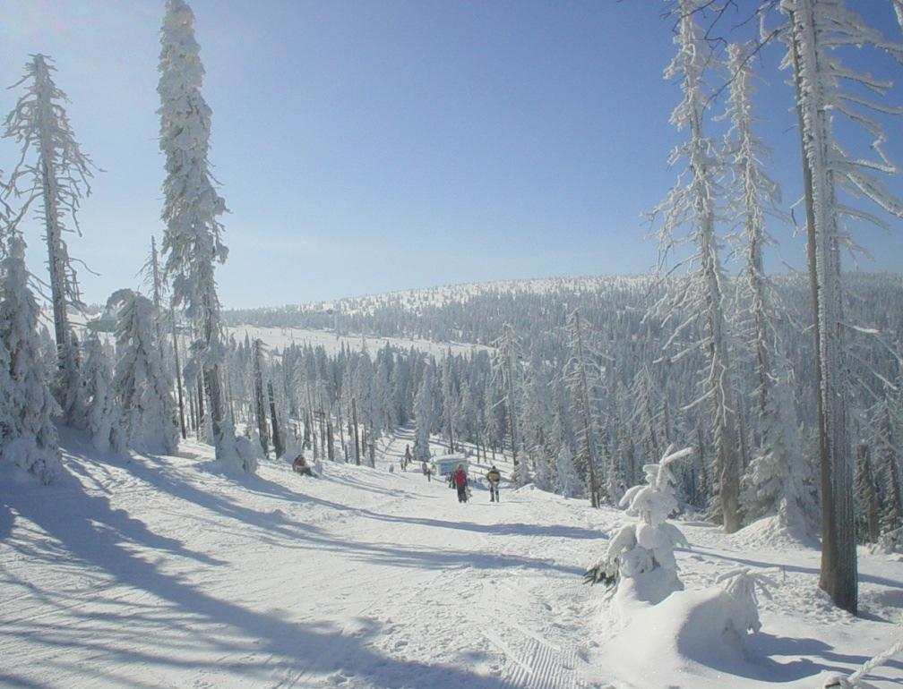 Rady dla wyjeżdżających 1. Odpowiednie ubranie 2. Narciarze i snowboardziści muszą mieć obowiązkowo KASK!!! 3.