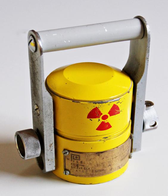 Źródła promieniotwórcze przechowywane są w ołowianych pojemnikach. Źródła promieniotwórcze przechowuje i transportuje się w specjalnych pojemnikach wykonanych z ciężkiego metalu.
