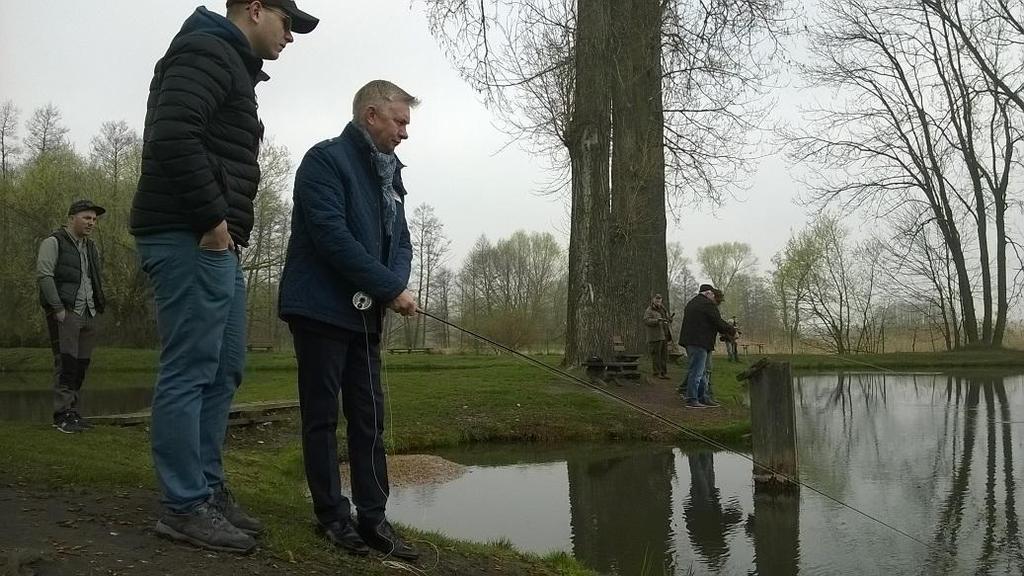 Następnie, jak co roku wręczono odznaczenia Kolegom, którzy swoją pracą przyczyniają się do poprawy naszych pstrągowych łowisk.