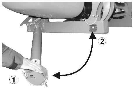 Wsporniki odstawiania na zawieszonej na ciągniku i podniesionej maszynie przełożyć do tyłu (Rys.