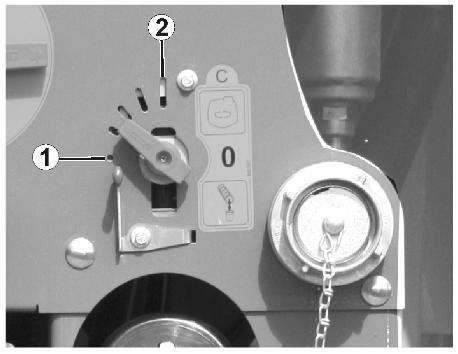 4 Drabinka Wysuwana drabinka umożliwiająca dostęp do otworu wlewowego. Rys. 40 W celu wejścia na maszynę wyciągnąć na zewnątrz podest z drabinką i odchylić drabinkę w dół.