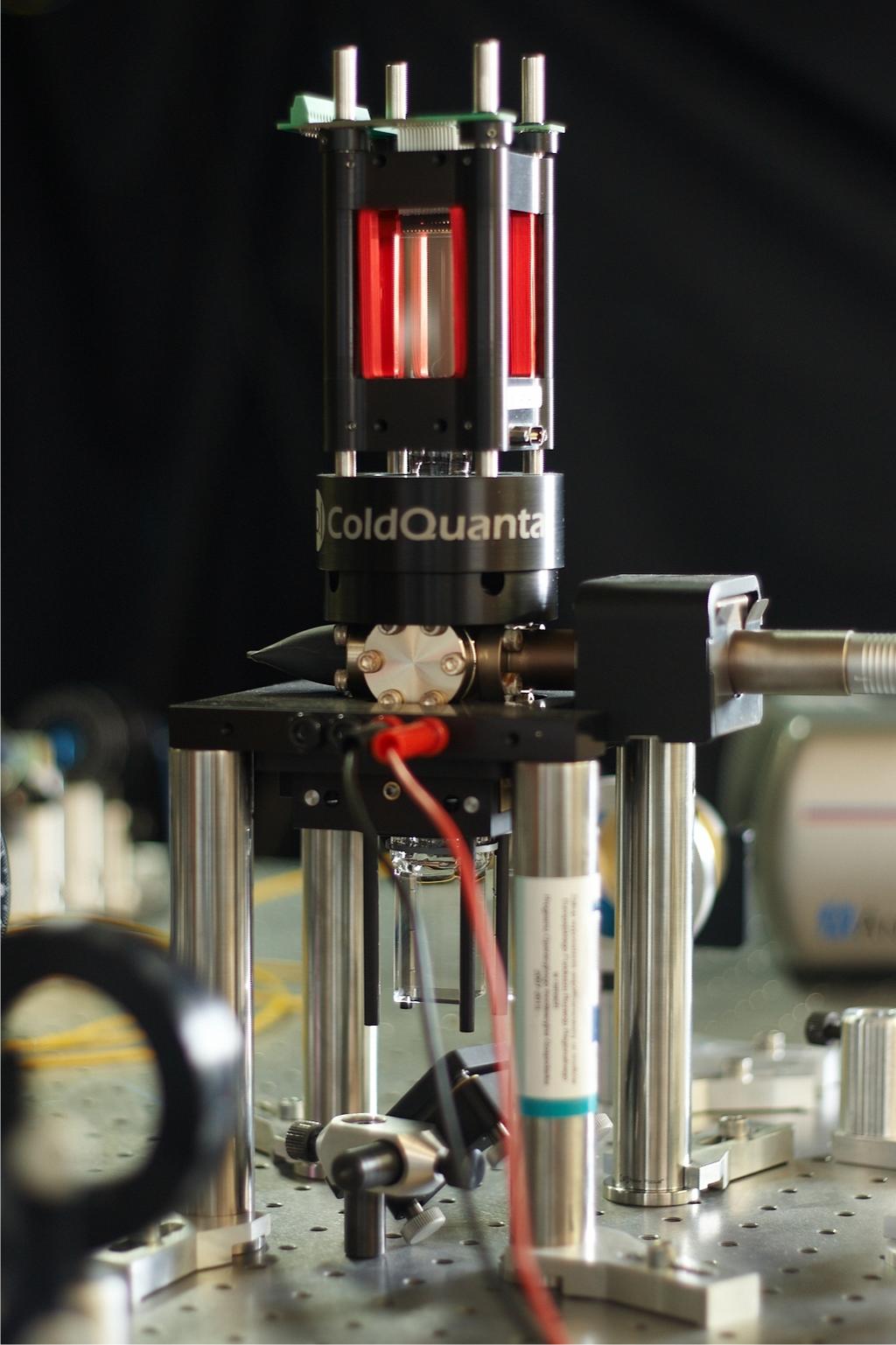 BEC on chip RbBECi Kondensat Bosego Einsteina RuBECi ukªad pró»niowy wraz z dyspenzerami Rb + pola magnetyczne + chip rmy ColdQuanta wg 96, D. M. Farkas et al, App. Phys. Lett.