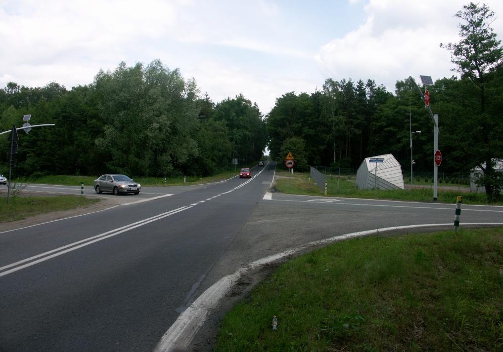 połowie roku 2015 (czerwiec) zamontowano aktywne oznakowanie B-20 na słupku i na maszcie.