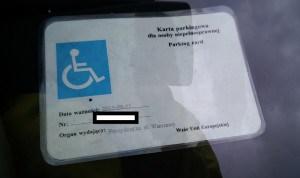 Rozporządzenie nakłada na kierującego autobusem szkolnym obowiązek włączenia świateł awaryjnych podczas wsiadania i wysiadania dzieci.