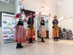 Córdoba, interpretando danzas de las regiones de Łowicz y Lublin.