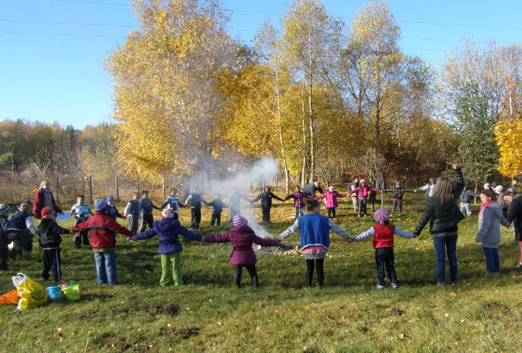 Obchody Dnia Pieczonego Ziemniaka W dniu 26 października 2012 r. przedszkolaki i uczniowie naszej szkoły uczcili panowanie jesieni, która na dobre zagościła w naszych stronach.