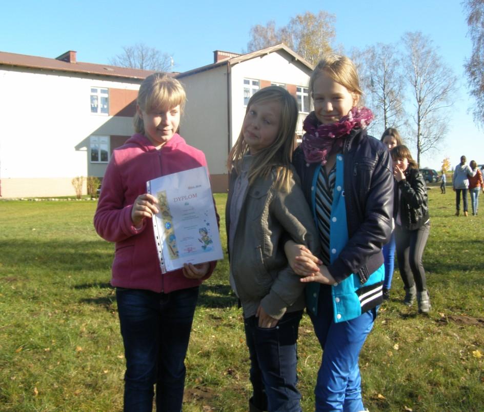 Przy ognisku spotkali się uczniowie szkoły, dzieci z grupy przedszkolnej, nauczyciele i Pani dyrektor Grażyna Lauterbach. Wszyscy rytualnie wrzucili ziemniaki do ognia aby mogły się upiec.