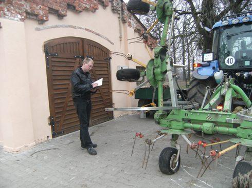 Uczeń w zawodzie technik mechanizacji rolnictwa przygotowywany jest do: - użytkowania pojazdów, narzędzi, maszyn i urządzeń stosowanych w produkcji