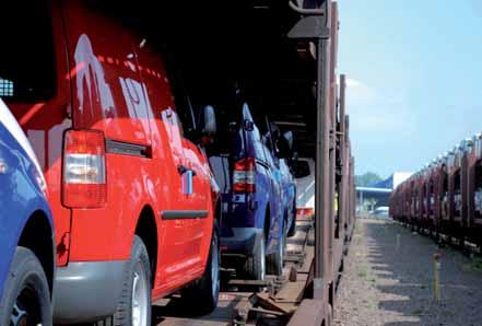 TSL biznes 9/2011 Ciekawą niszą rynku logistycznego pozostaje transport gotowych pojazdów. W przypadku aut osobowych wykorzystywane są w tym celu zwykle zestawy drogowe lub lawety kolejowe.