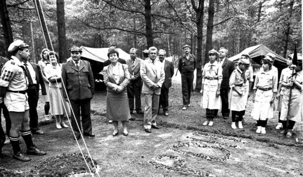 Pełnił funkcję wiceprzewodniczącego ZSMP, równocześnie uzupełniając wykształcenie ukończył studia w Wyższej Szkole Pedagogicznej w Kielcach.