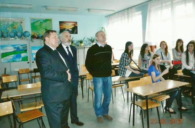 Tak, jak kiedyś z zapałem i oddaniem spełniał obowiązki komendanta hufca czy Chorągwi ZHP, osiągając jak najlepsze wyniki swej pracy, tak i obecnie jest świetnym, godnym naśladownictwa, dyrektorem