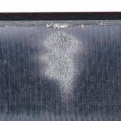 Panewka łożyska korbowego od strony pokrywy, wykonana z kompozytu stalowo-aluminiowego Kawitacja w podcięciu: widoczne są wyraźne ubytki materiału w porównaniu do otaczającego materiału