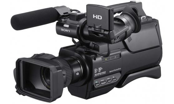 HXR-MC2000E Kamkorder NXCAM AVCHD HD/SD z przetwornikiem Exmor R CMOS 1/4 cala Omówienie Profesjonalny wygląd Kamera wideo HXR-MC2000E, charakteryzująca się profesjonalnym wyglądem i stylem